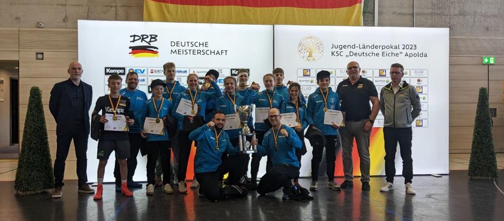 Jakob Hogger (Vierter von links) und die bayerische Mannschaft beim Jugend-Länderpokal in Apolda ((C) Aaron Sanders).