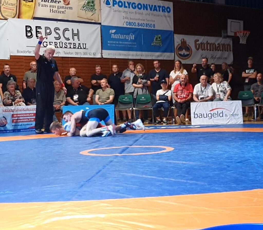 Martin Bauer nach seinem entscheidenden Beinangriff gegen Daniel Walter, mit dem er sich den 3:3 Sieg durch letzte Wertung sicherte ((C) Andreas Hocheder).