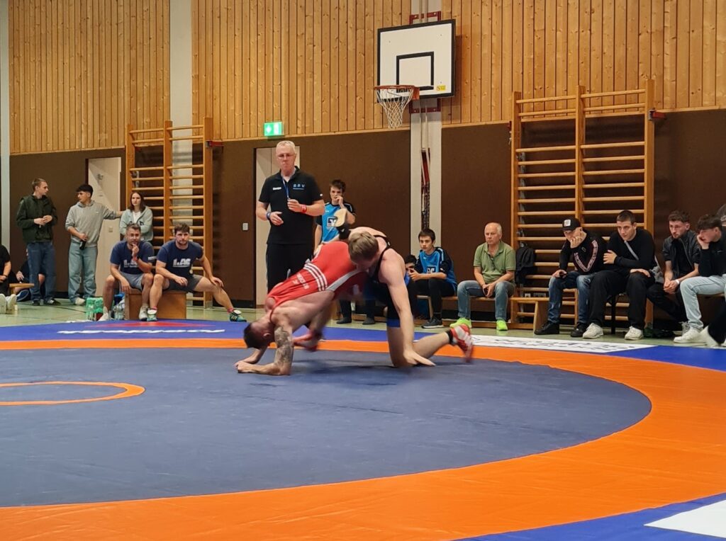 Lukas Koch bei einer Beinschraube im Kampf beim AC Bad Reichenhall ((C) Theresa Edfelder).