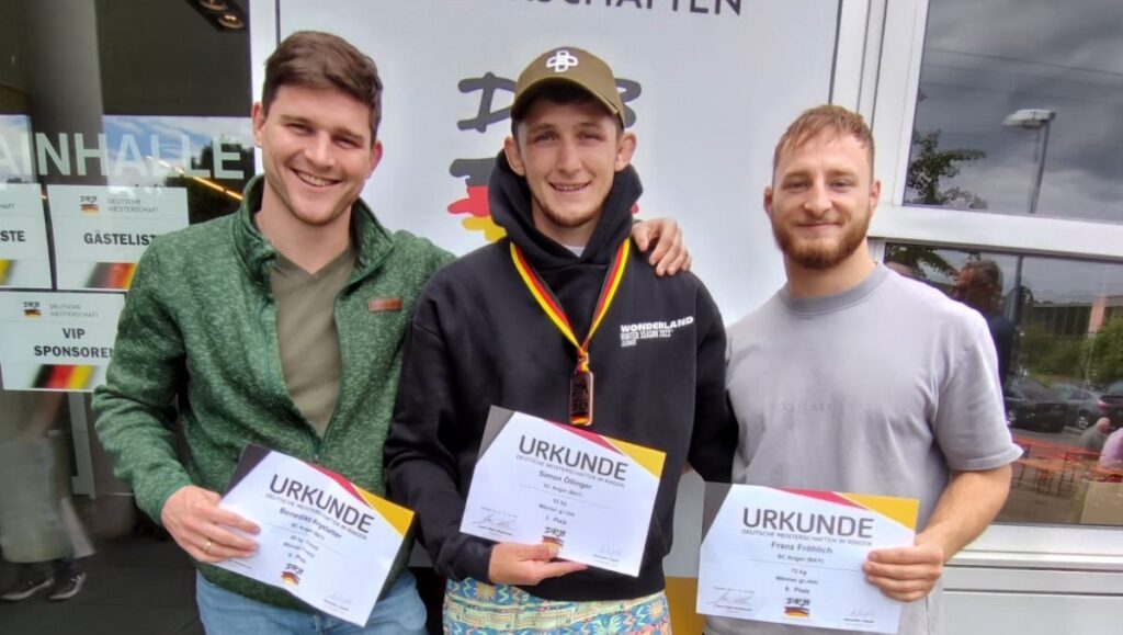 Argstatter, Öllinger und Fröhlich nach der Siegerehrung am Sonntag ((C) Bernhard Mayr).