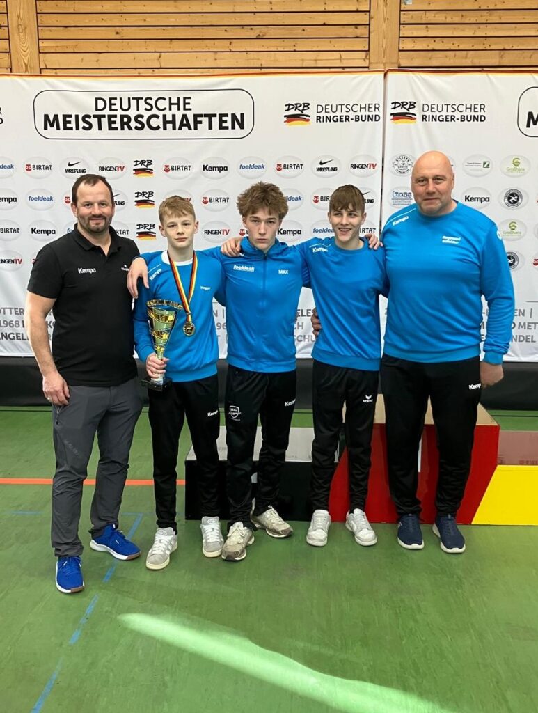 Vizepräsident Sport Bayerischer Ringerverband Reiner Hogger, Deutscher Vizemeister Jakob Hogger, Max Hinterstoißer, Sebastian Gröbner und Bezirkstrainer Raymund Edfelder ((C) Reiner Hogger).