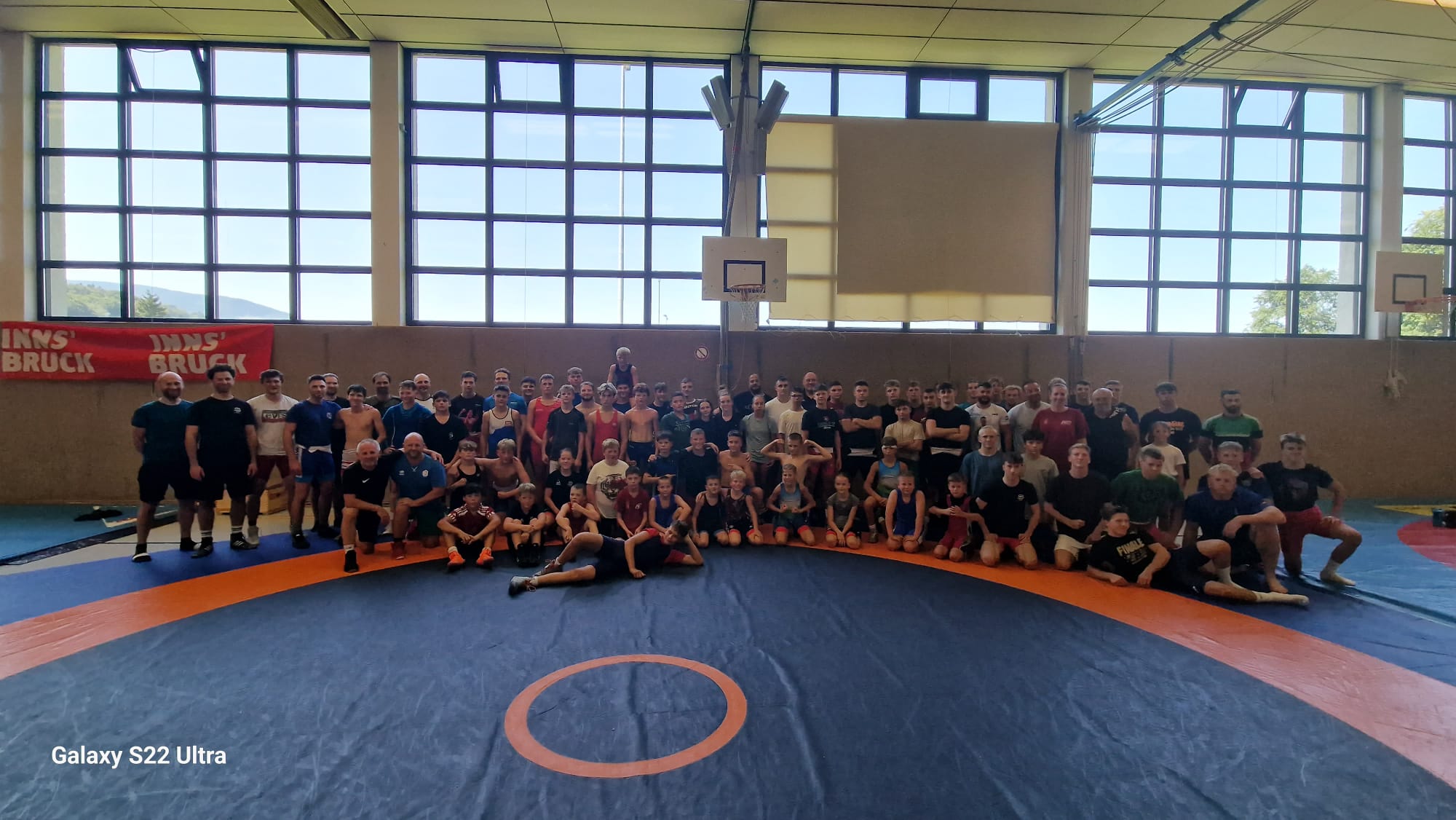 Die teilnehmenden Ringer und Trainer aus Kecskemét, Westendorf und Anger beim Trainingslager in der Aufhamer Sporthalle.