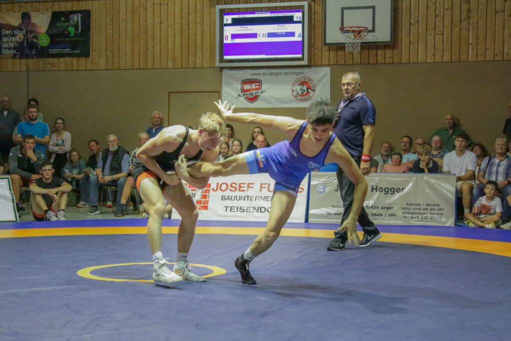 Lorenz Hagelauer bei einem Beinangriff gegen Jan Madejczyk ((C) Andreas Holthaus).