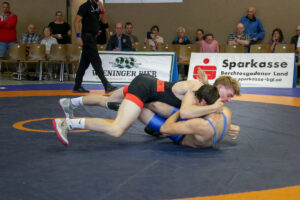 Stefan Nitzinger, der im Hinkampf einen Schultersieg feierte, steht mit seinen Mannschaftskollegen am Samstag in St. Wolfgang auf der Matte ((C) Andreas Holthaus).