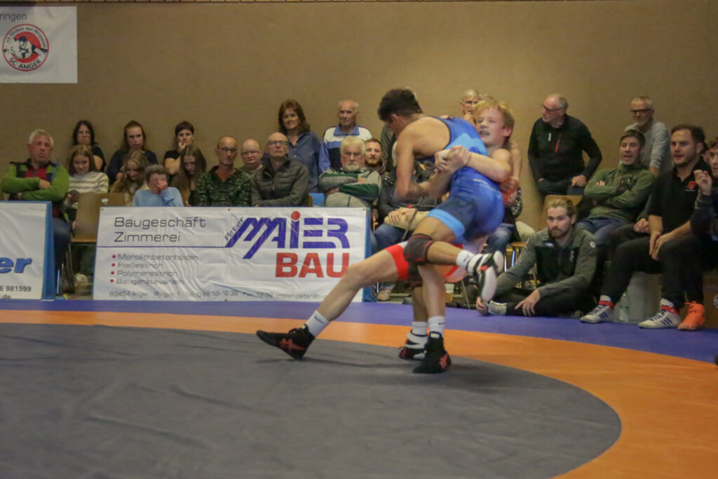Jakob Hogger bei einem Suplex-Ansatz gegen Aichach ((C) Andreas Holthaus).
