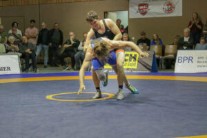 Simon Öllinger bei einem Ausheber gegen Martin Wittmann ((C) Andreas Holthaus).