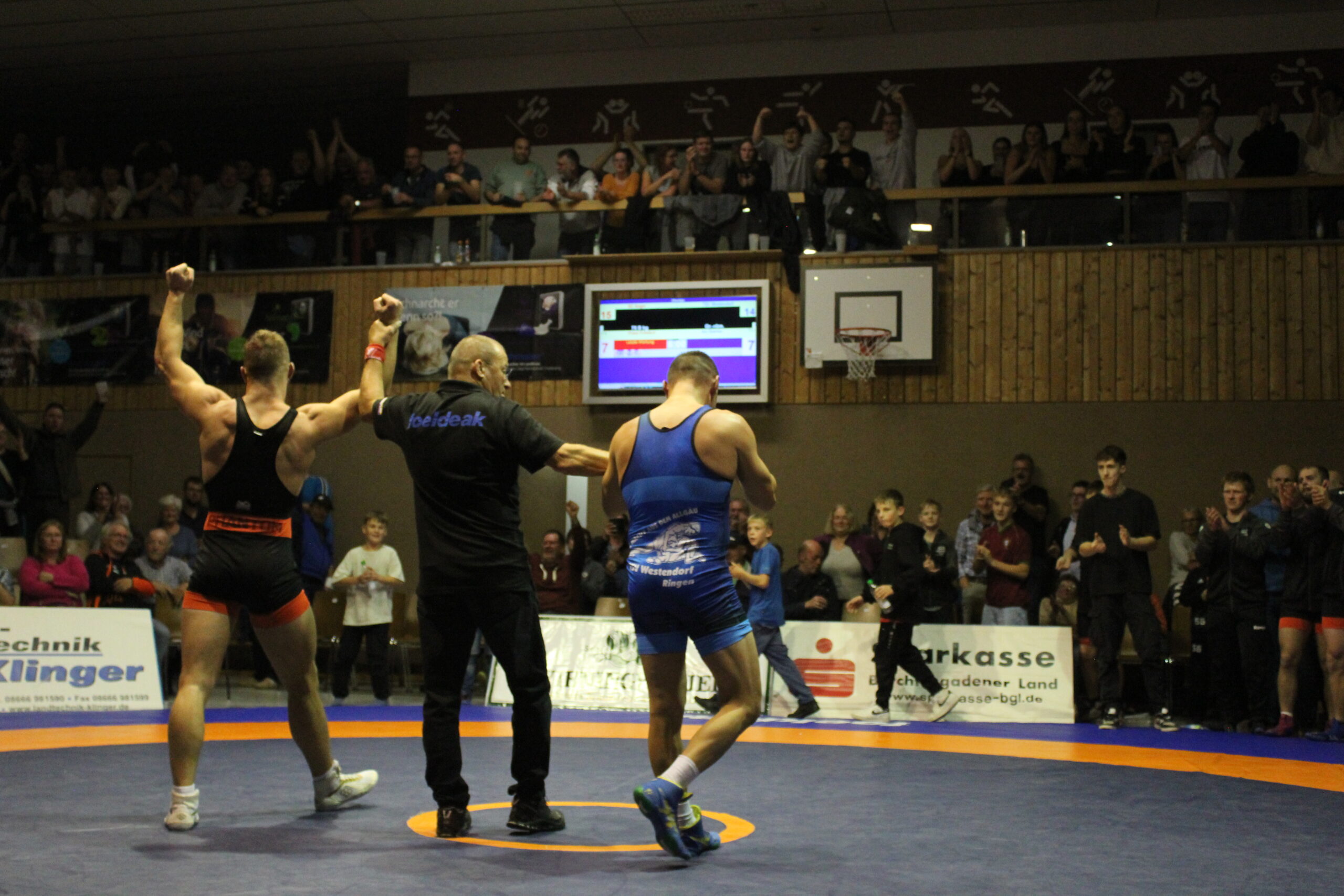 Auf Momente wie diesen hoffen die Angerer auch am Samstag: Franz Fröhlich besiegt 2023 in letzter Sekunde Ion Gaimer und sichert dem SCA einen dramatischen 15:14 Heimsieg ((C) Tim Janssen).