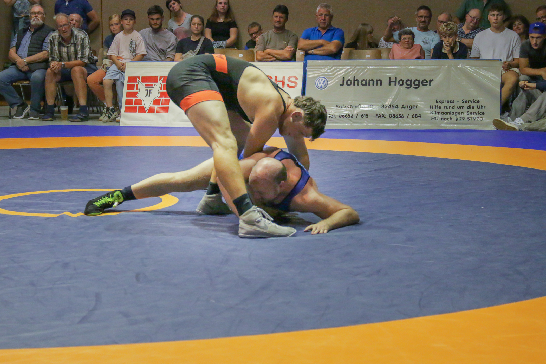 Simon Öllinger bei einem Ausheber-Ansatz gegen Michael Prill im Hinkampf ((C) Andreas Holthaus).