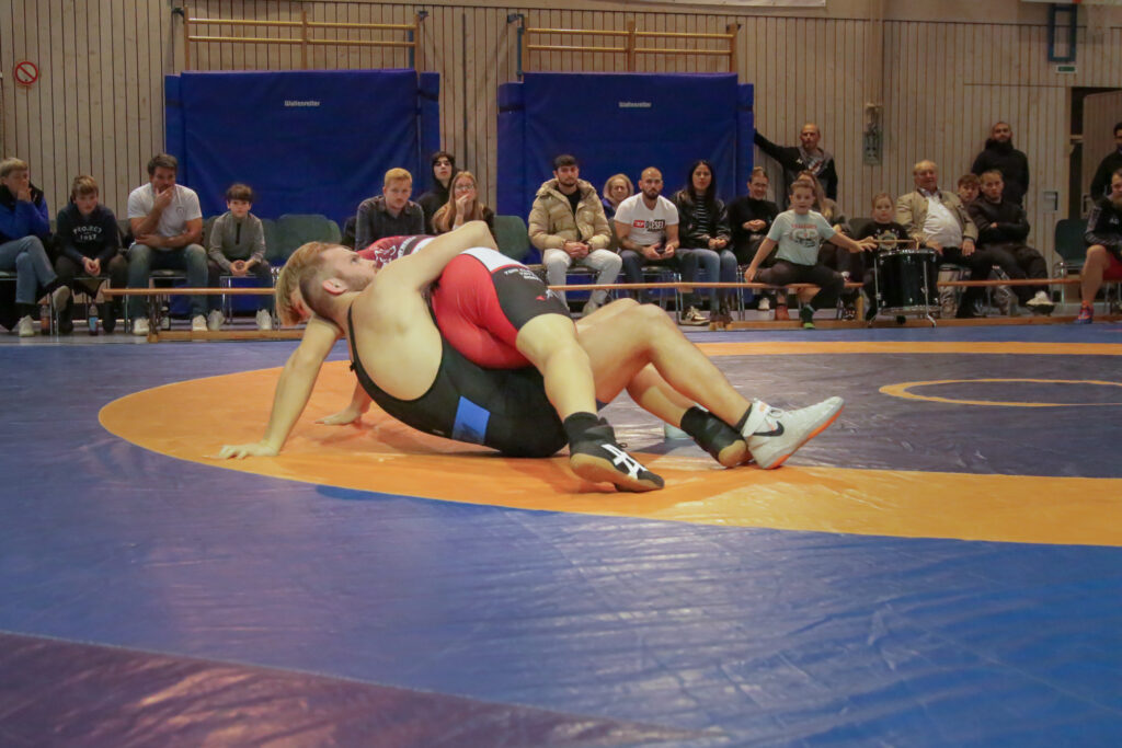 Michael Klouceck bei einem Durchdreher gegen St. Wolfgangs Severin Attenberger ((C) Andreas Holthaus).