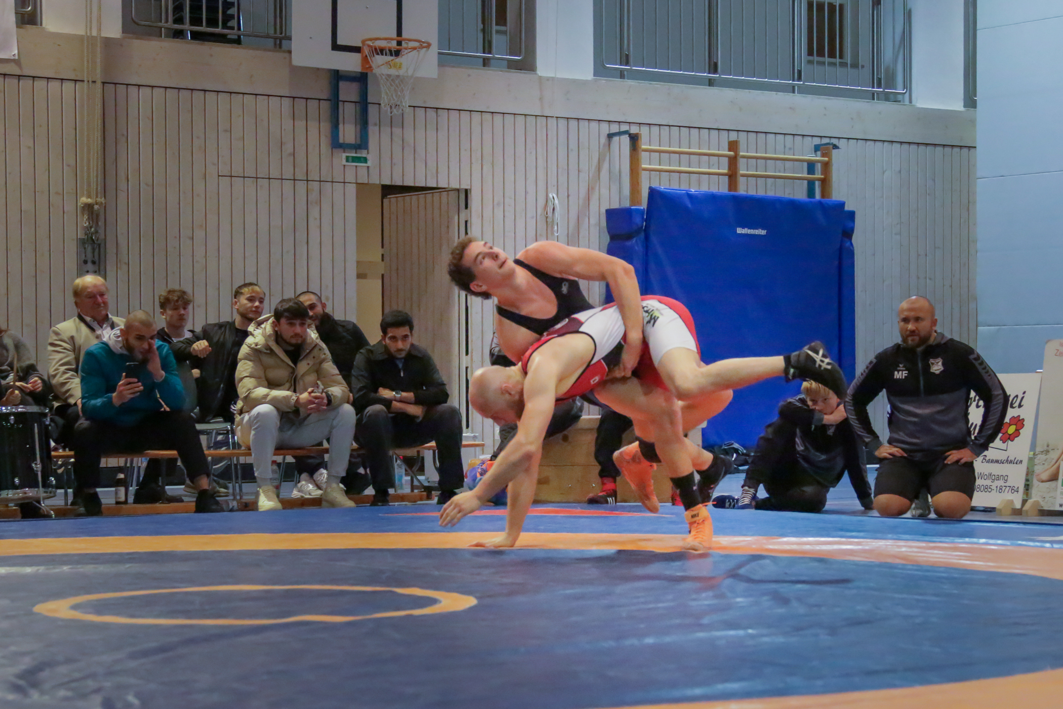 Simon Resch bei einem Ausheber-Wurf gegen St. Wolfgangs Magomed Khadzhimuratov ((C) Andreas Holthaus).