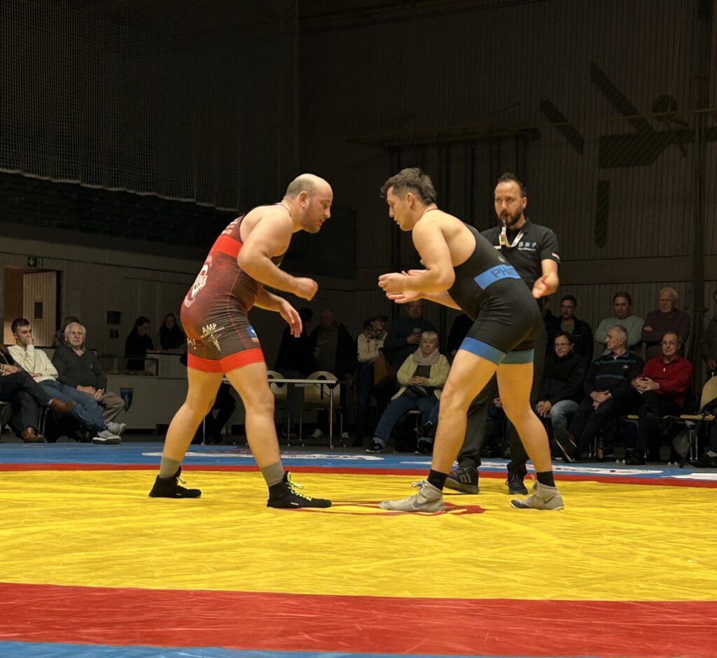 Simon Öllinger im Duell mit Michael Prill ((C) Philipp Bart).