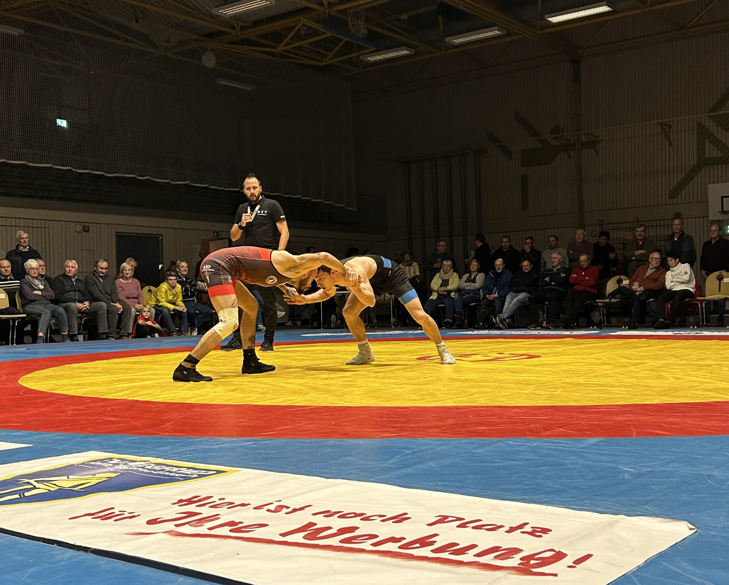 Nikolozi Santeladze im Duell mit Amir Hussaini ((C) Philipp Bart).