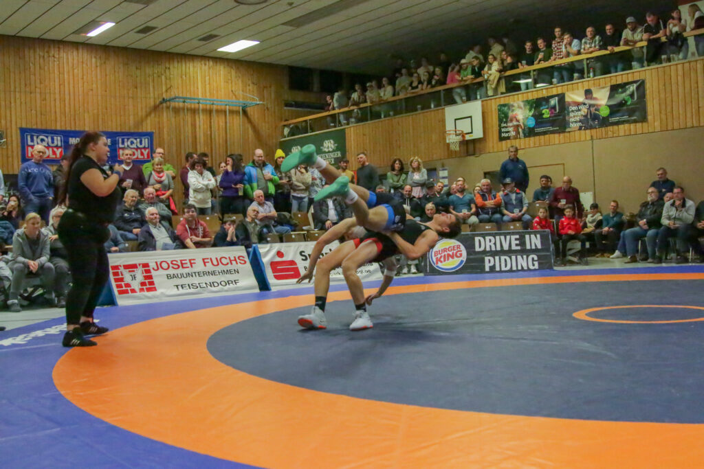 Simon Resch bei einem Wurf nach verkehrten Ausheber gegen Catalin Nichita ((C) Andreas Holthaus).