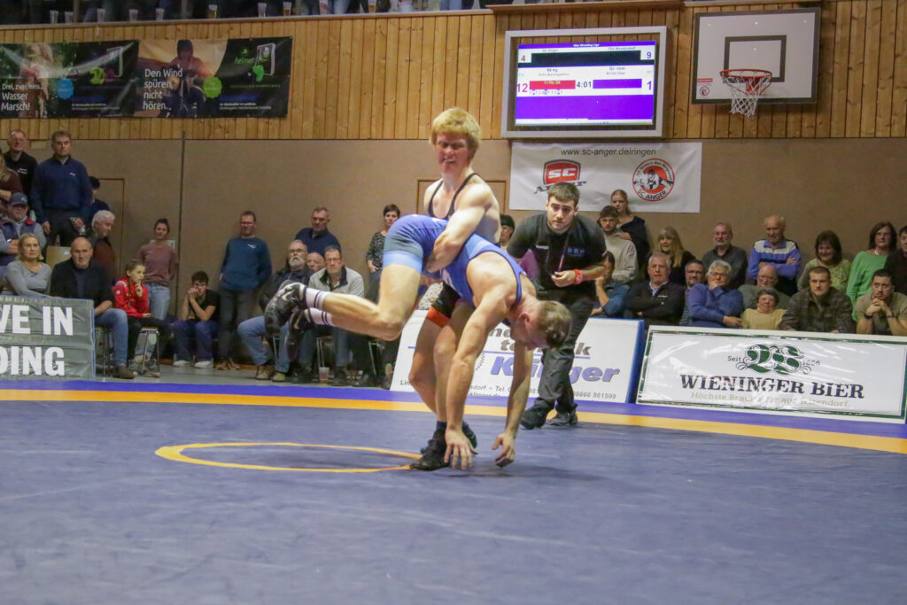 Felix Baumgartner kurz vor einem Wurf nach verkehrten Ausheber gegen Niclas Gaa ((C) Andreas Holthaus).