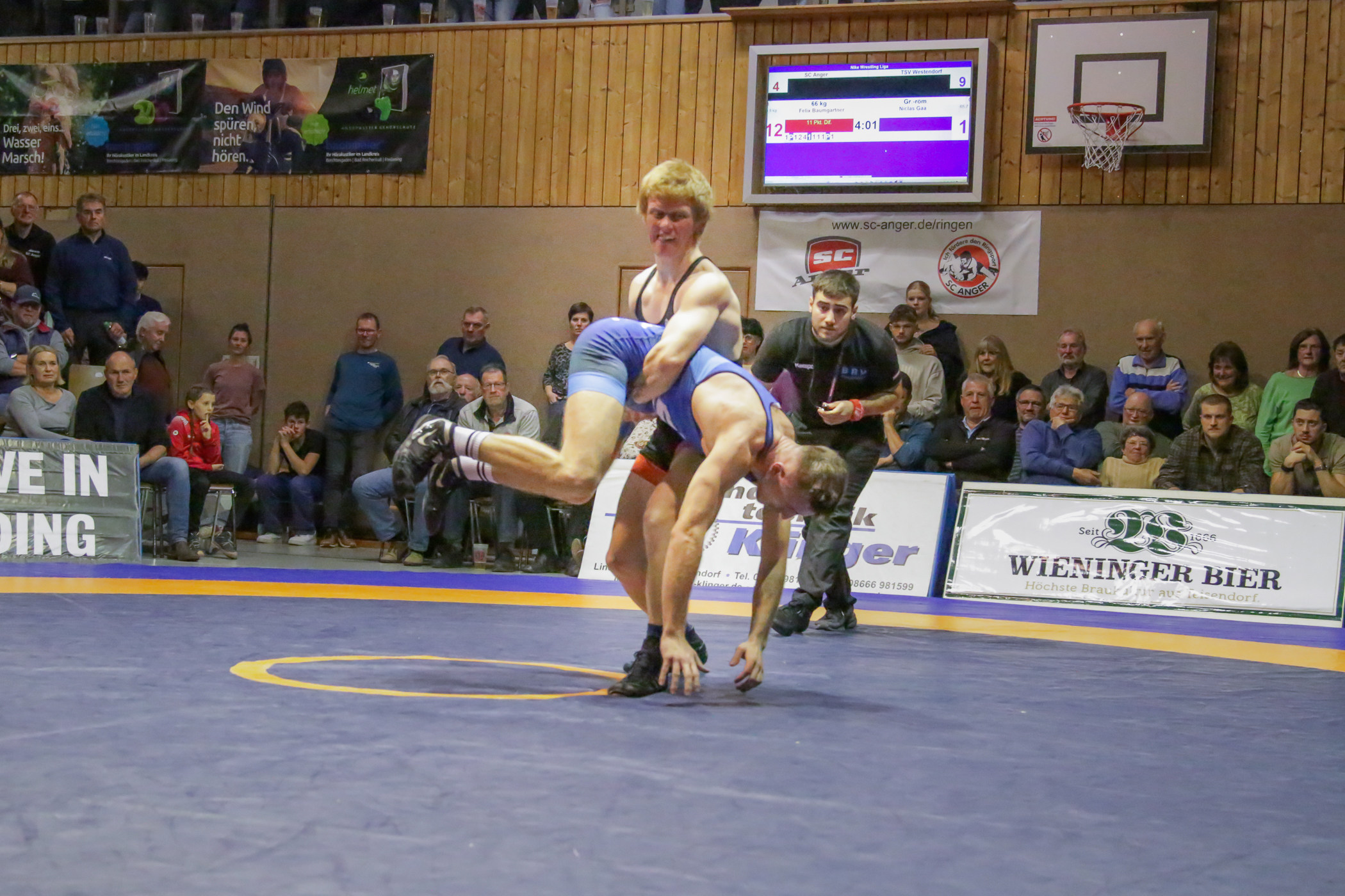 Felix Baumgartner kurz vor einem Wurf nach verkehrten Ausheber gegen Niclas Gaa ((C) Andreas Holthaus).