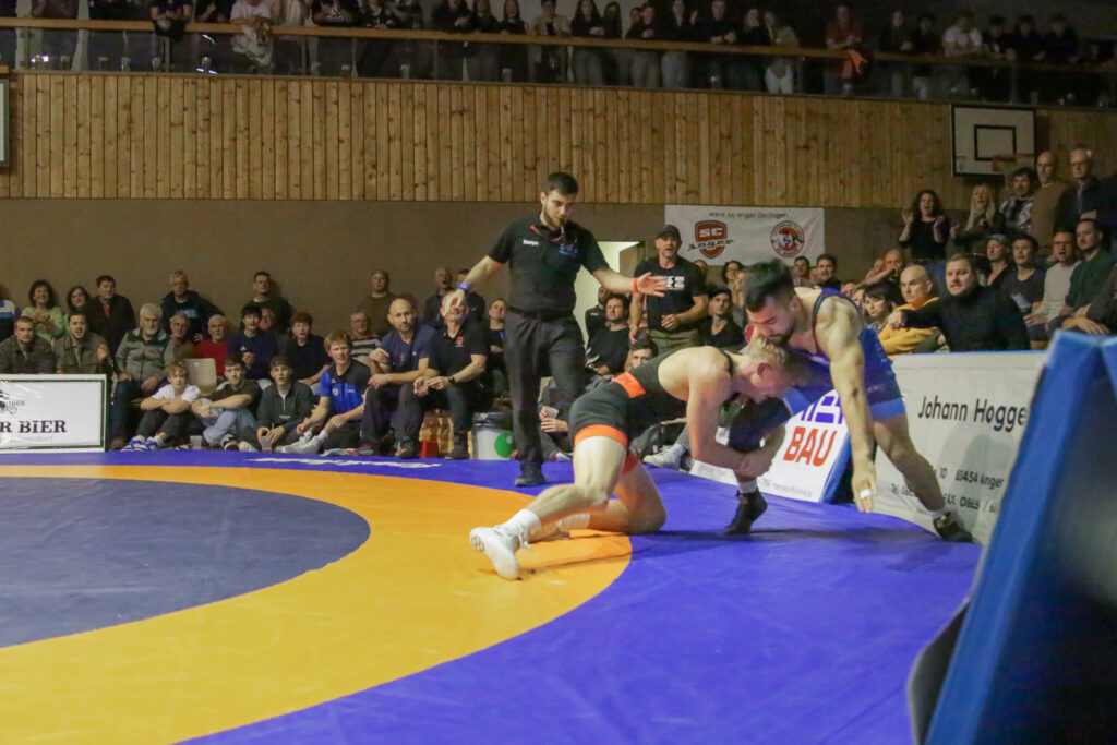 Lorenz Hagelauer bei einem Beinangriff gegen Nasrat Nasratzada ((C) Andreas Holthaus).