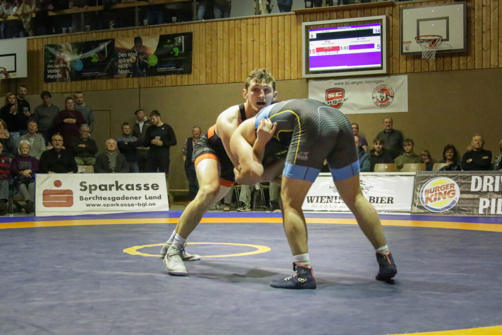 Simon Öllinger im Kampf mit Leonidas Tzampisvili ((C) Andreas Holthaus).