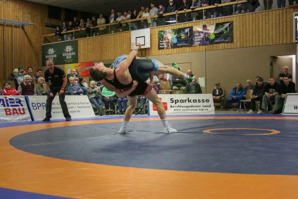 Simon Resch bei einem Ausheber-Wurf gegen Anton Marthen ((C) Andreas Holthaus).