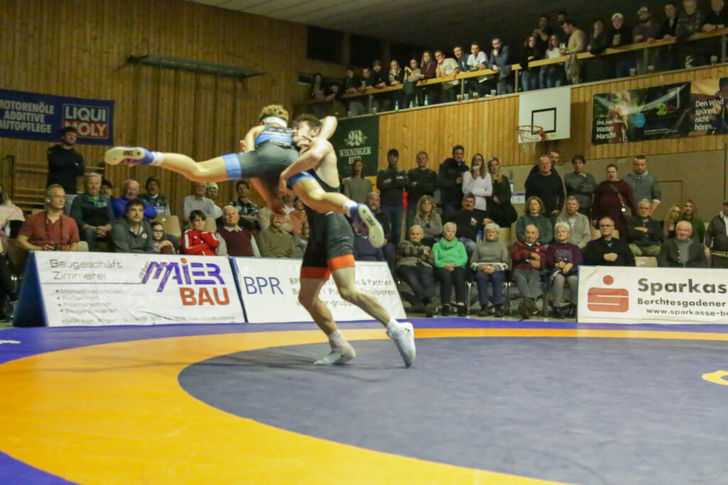 Nikolozi Santeladze bei einem Beinangriff, der ihm fünf Punkte einbringen sollte ((C) Andreas Holthaus).