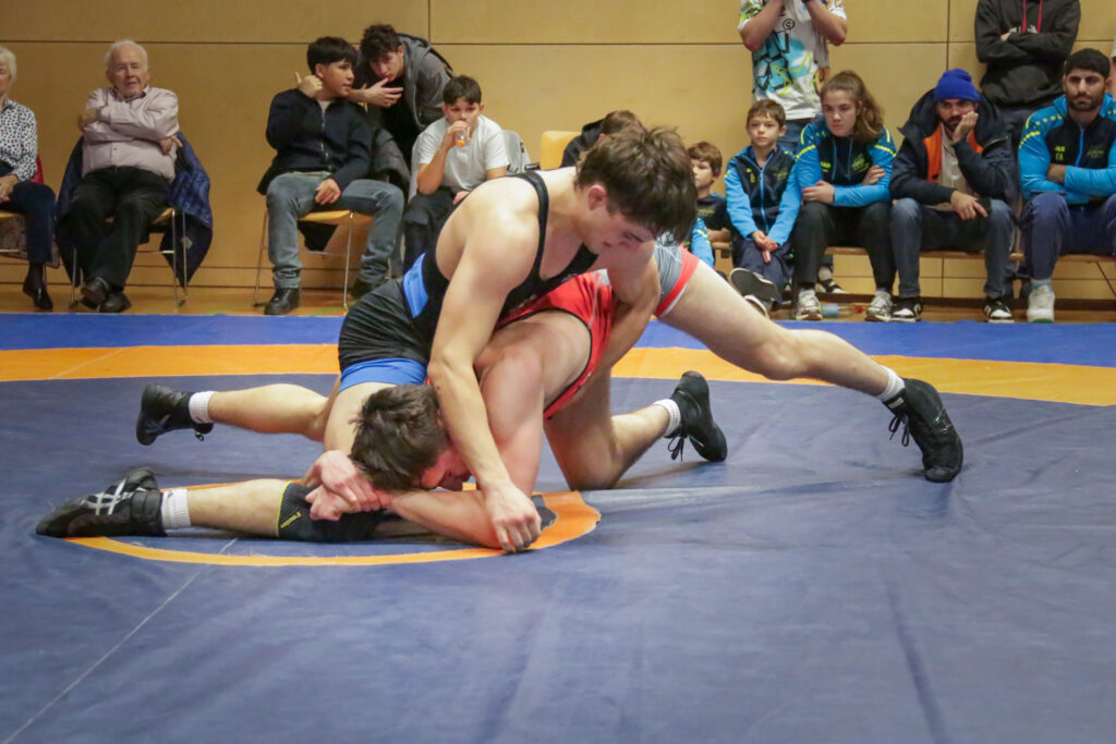 Philipp Bart bei der Abwehr eines Beinangriffs ((C) Andreas Holthaus).