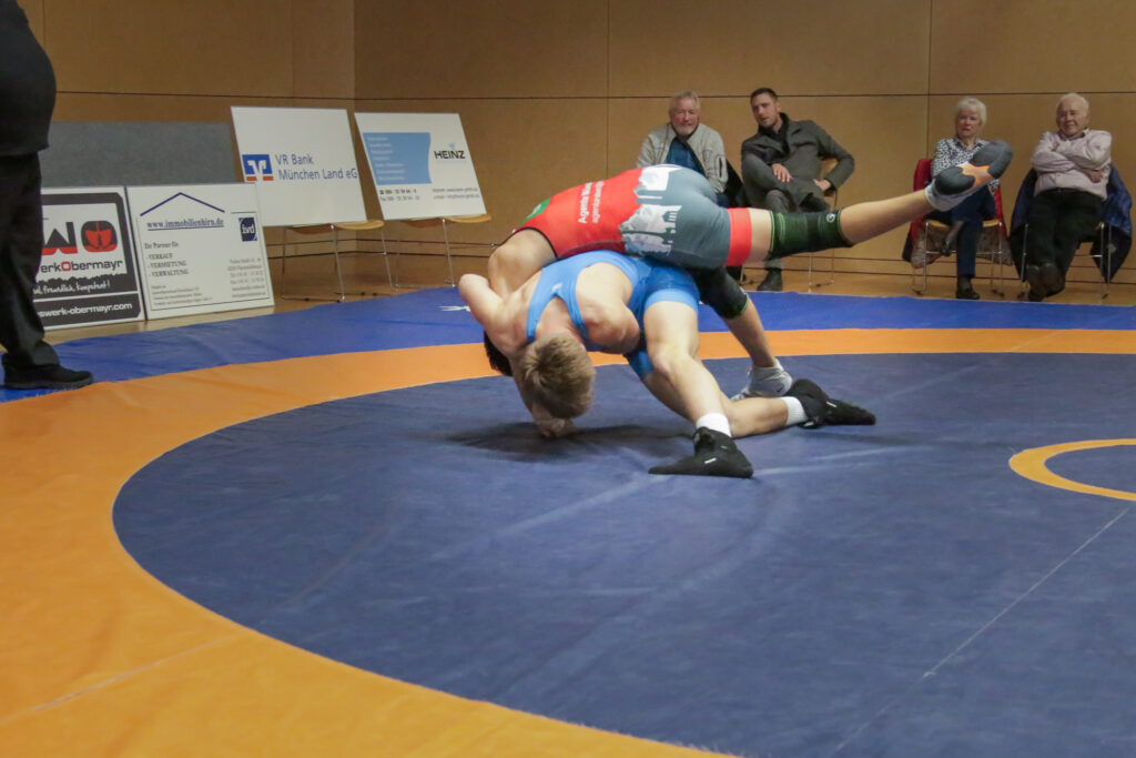 Max Hinterstoißer bei einem Kopfzug ((C) Andreas Holthaus).