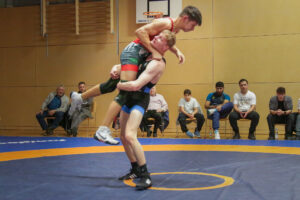 Andreas Hocheder bei einem Doppelbeinangriff ((C) Andreas Holthaus).