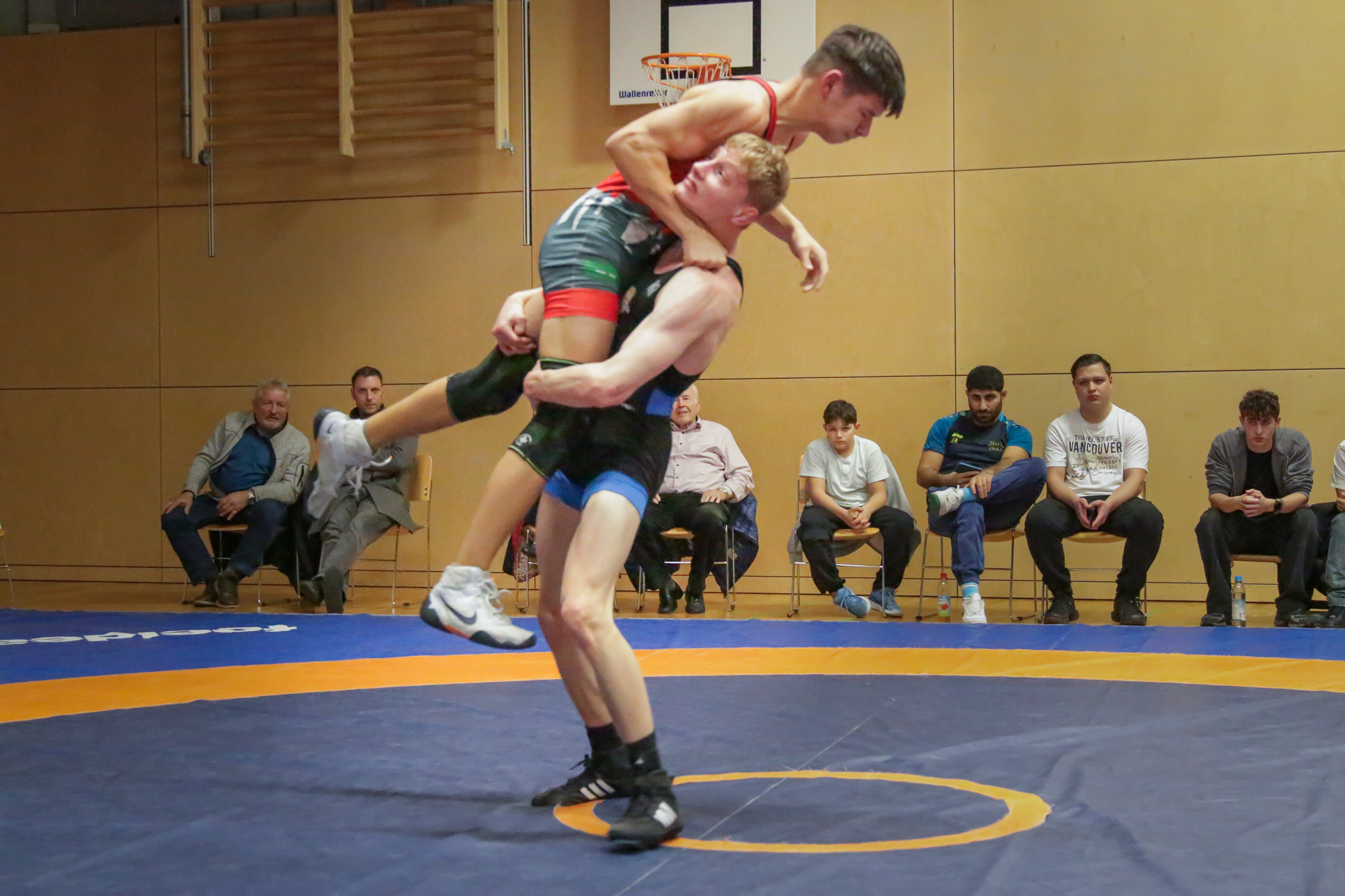 Andreas Hocheder bei einem Doppelbeinangriff ((C) Andreas Holthaus).