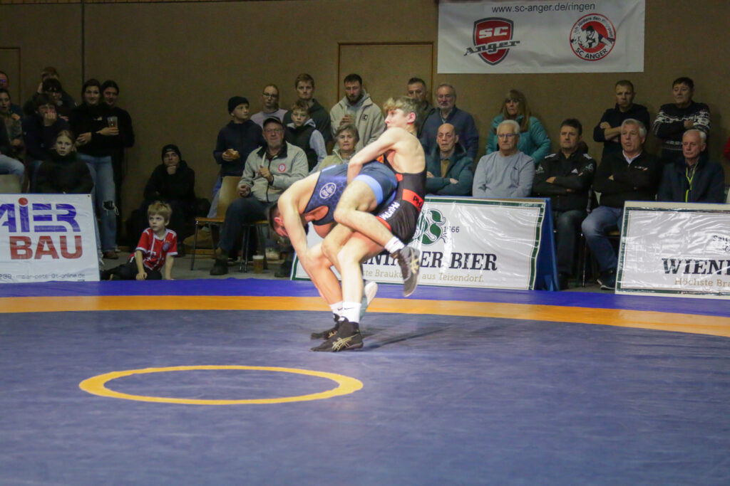 Sebastian Gröbner bei einem Ausheber-Wurf gegen Yakup Bozkurt ((C) Andreas Holthaus).