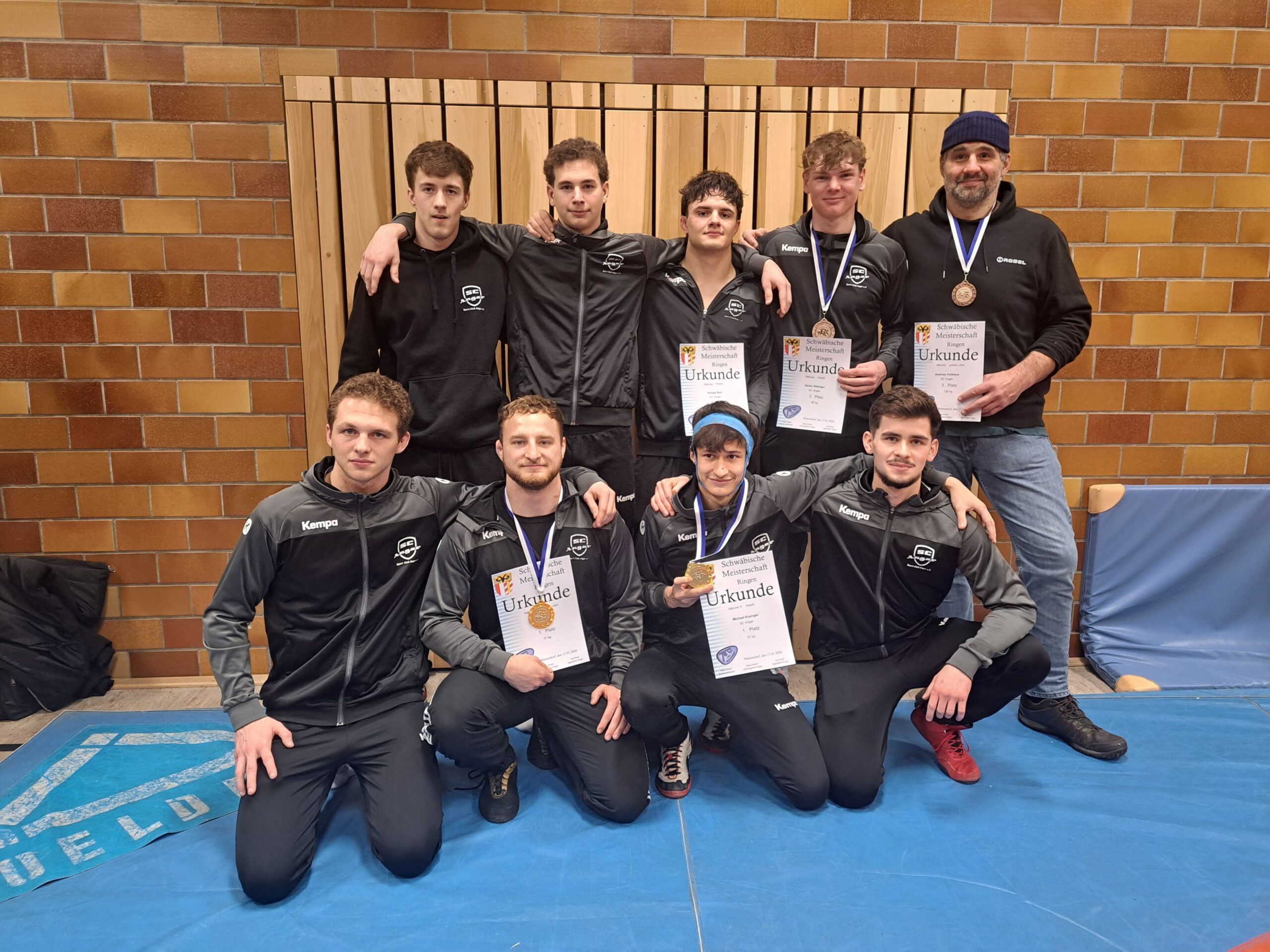 Die erfolgreich Angerer Mannschaft nach der Siegerehrung ((C) Benedikt Resch).