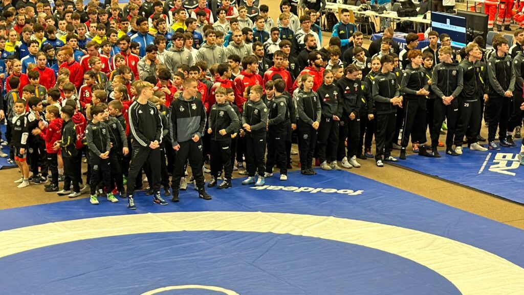 Die Angerer Freistil Staffel (in schwarz) beim Einmarsch am Samstag.