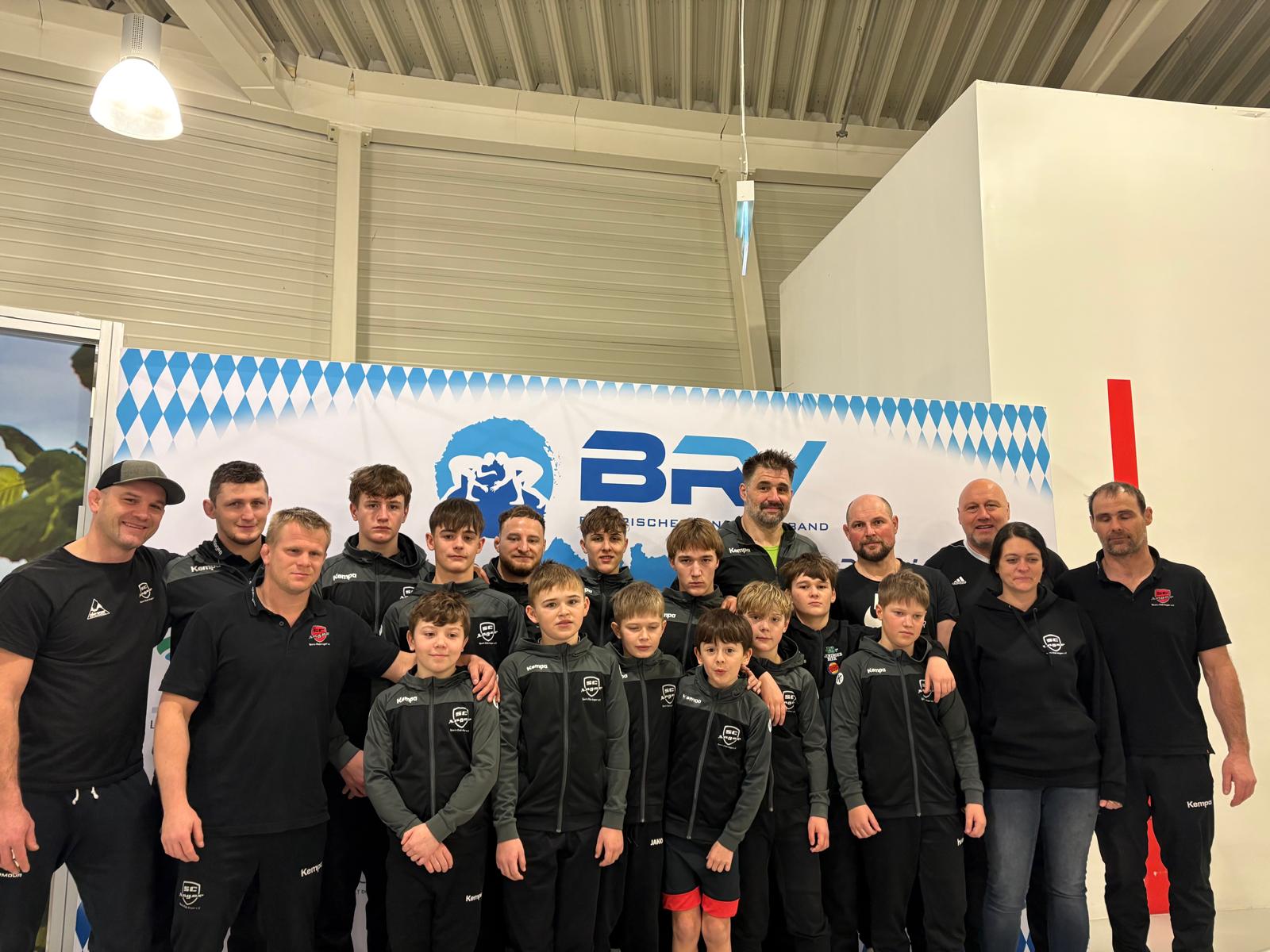 Die Angerer Ringer und Betreuer am Sonntag nach den Kämpfen in griechisch-römisch ((C) Evelyn Hogger).