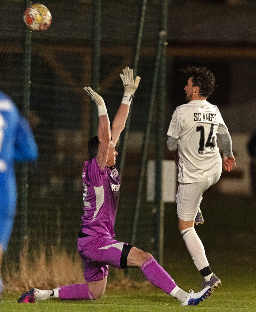Angers Michael Noppinger (rechts) bei einem Torschuss ((C) Hans-Joachim Bittner).