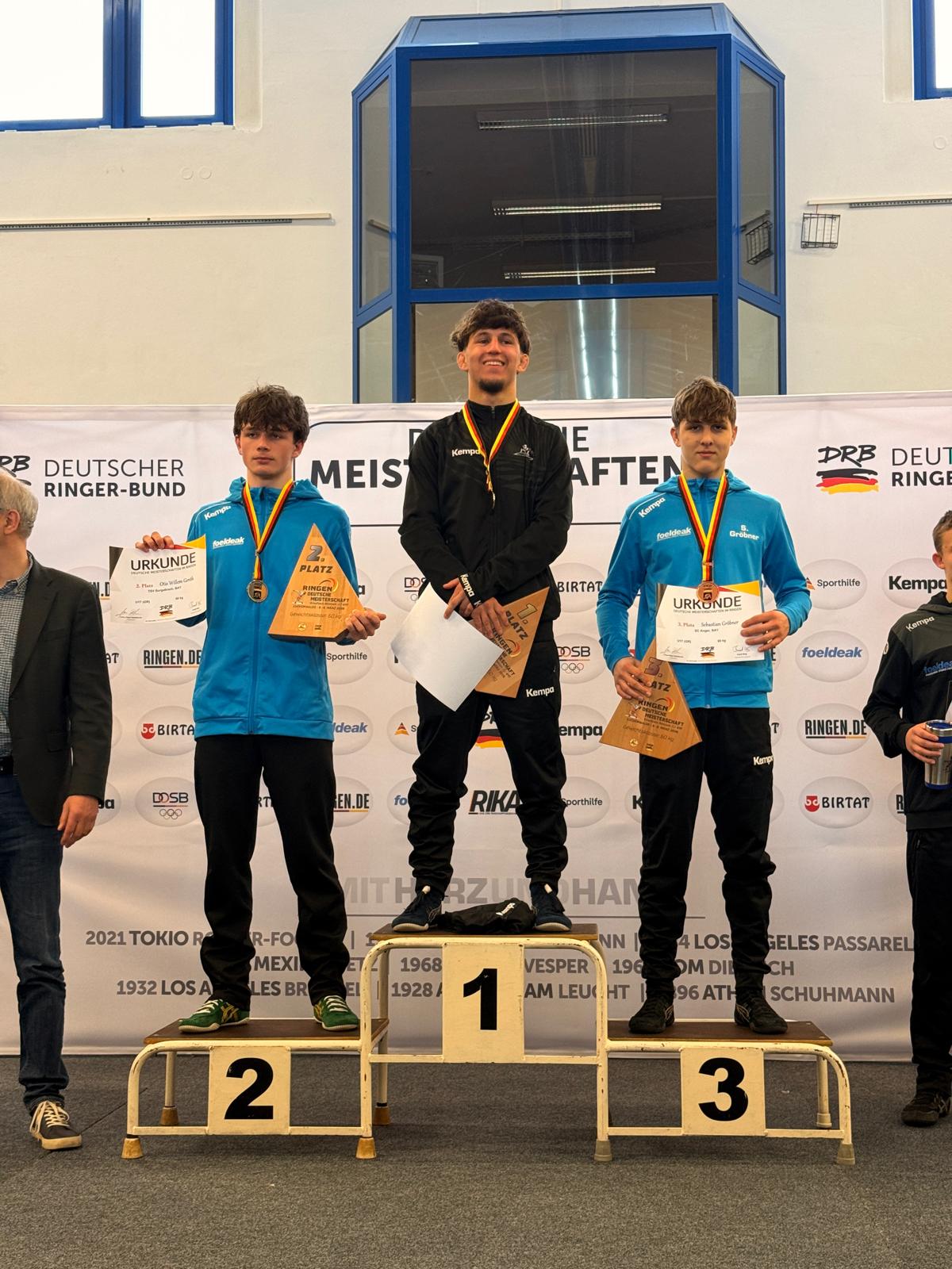 Sebastian Gröbner (rechts) bei der Siegerehrung ((C) Raymund Edfelder).