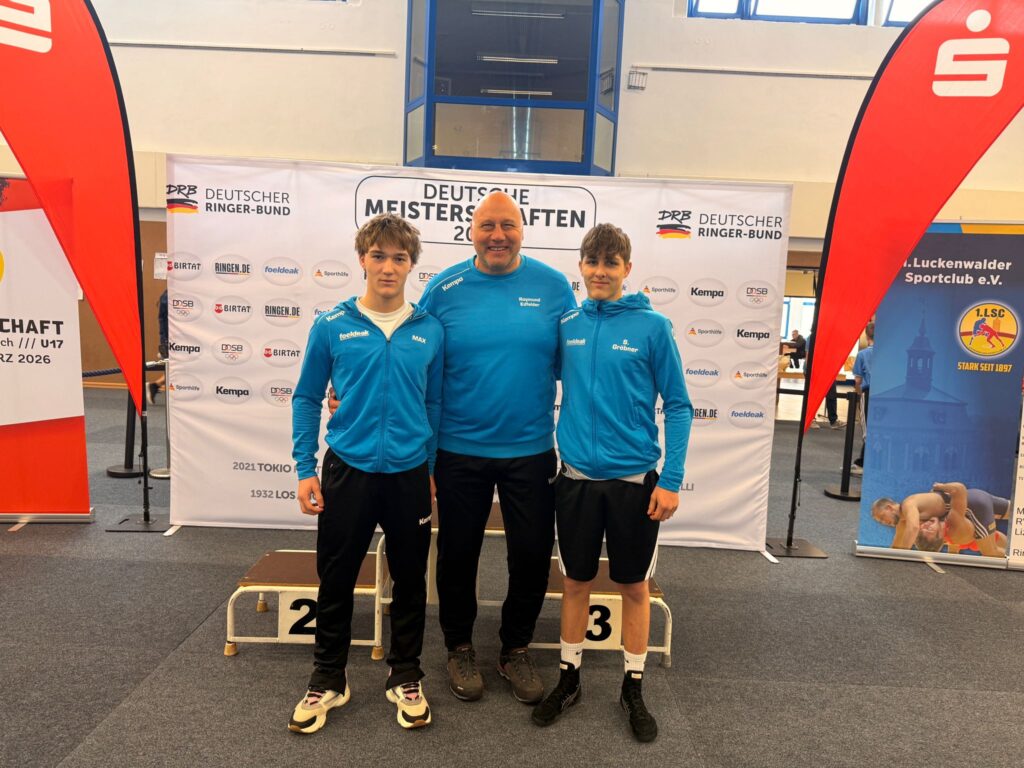 Von links: Max Hinterstoißer, Bezirkstrainer Raymund Edfelder und Sebastian Gröbner ((C) Raymund Edfelder).