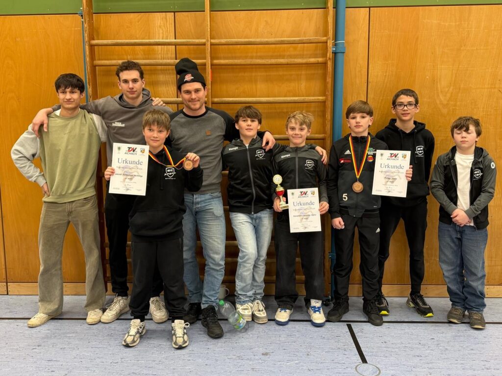 Die Angerer Ringer und Betreuer nach der Siegerehrung in Aichach ((C) Carolina Domenici).