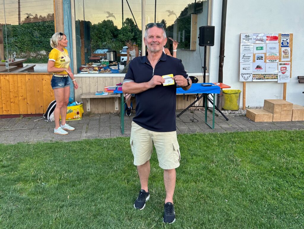 Trainer Zoltan Kovacs mit dem Preis für den Gewinn der Mannschaftswertung bei der Clubmeisterschaft im Laufen ((C) Philipp Bart).