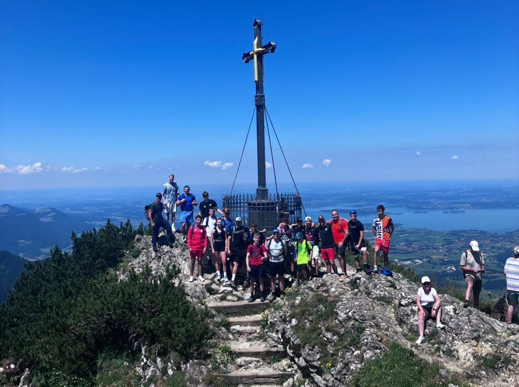 Die Angerer Ringer auf dem Gipfel des Hochfelln, im Hintergrund der Chiemsee ((C) Simon Öllinger).