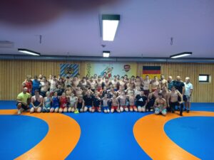 Die Teilnehmerinnen und Teilnehmer des Trainingslager nach der ersten Einheit am Freitagabend ((C) Bernhard Koch).