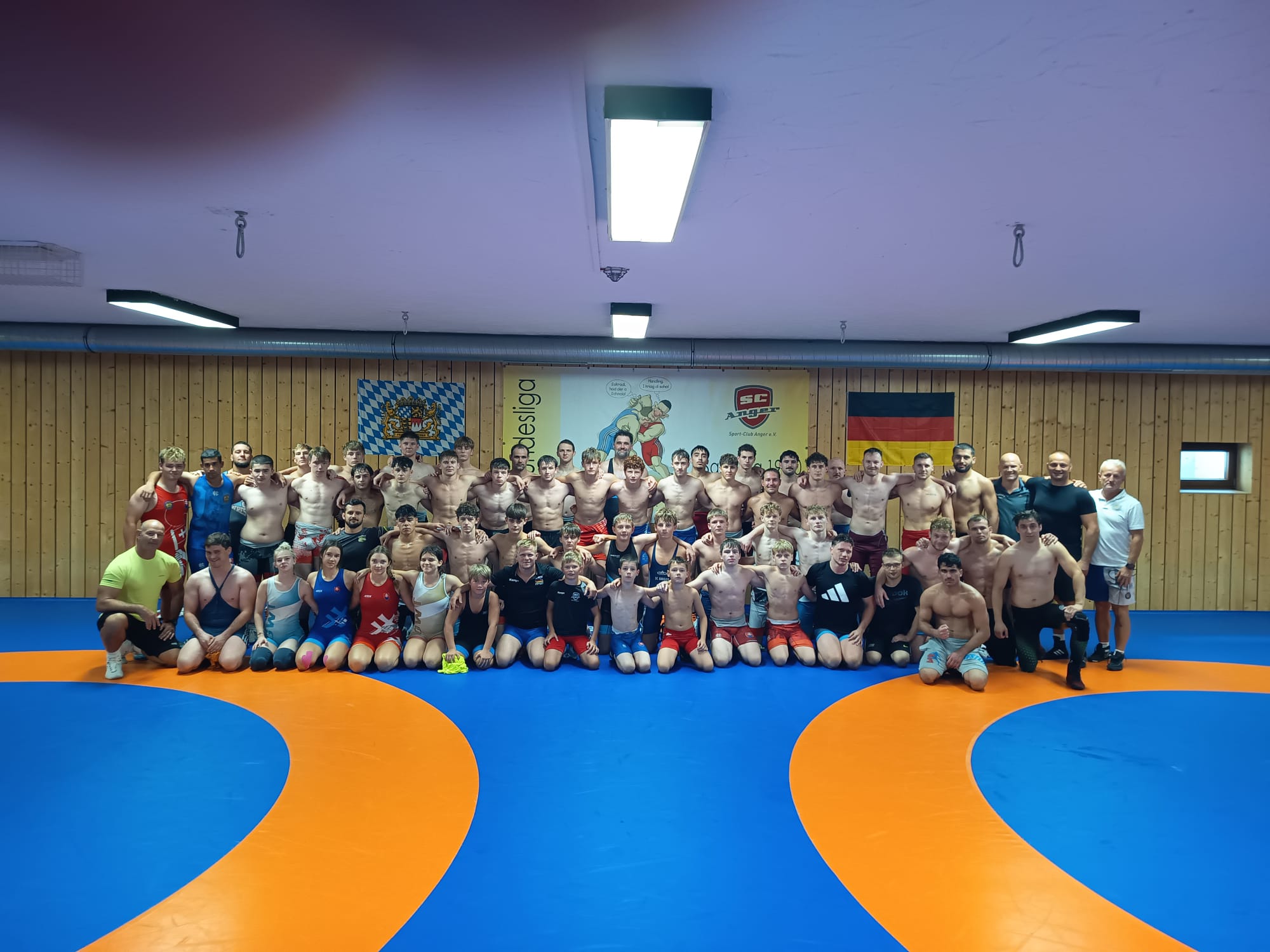 Die Teilnehmerinnen und Teilnehmer des Trainingslager nach der ersten Einheit am Freitagabend ((C) Bernhard Koch).