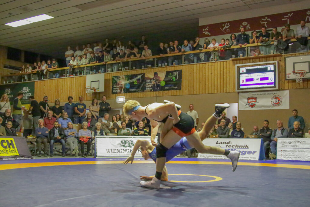 Andreas Hocheder bei einem erfolgreichen Beinangriff vor der Kulisse der Aufhamer Sporthalle ((C) Andreas Holthaus).