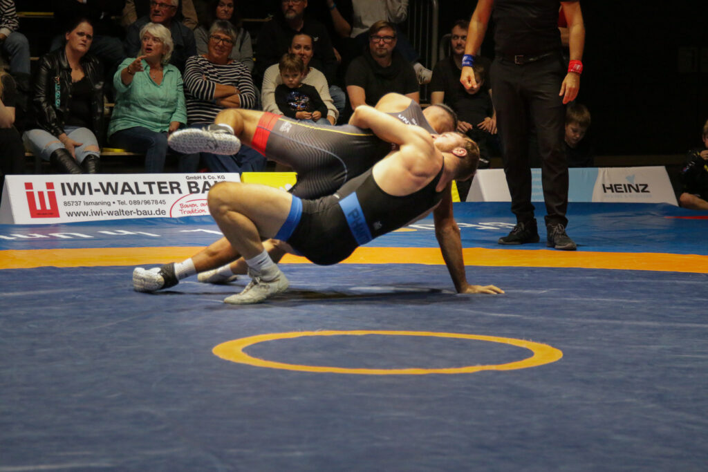 Franz Fröhlich landete wie hier zahlreiche Durchdreher gegen Amlet Mamatzanian und machte den SCA durch technische Überlegenheit zum Gesamtsieger ((C) Andreas Holthaus).