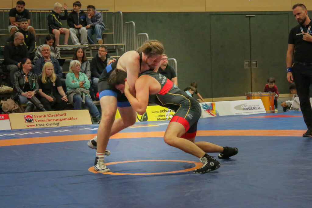 Roman Koch bei einer Kopfklammer gegen Samuel Heurung ((C) Andreas Holthaus).