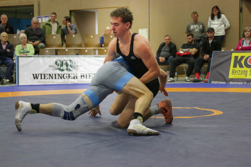 Simon Resch bei einem verkehrten Ausheber gegen Michael Mössinger ((C) Andreas Holthaus).