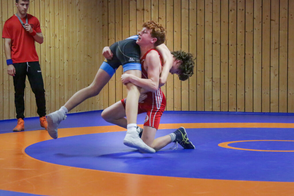 Leonhard Koch bei einem Doppelbeinangriff gegen Wals ((C) Andreas Holthaus).